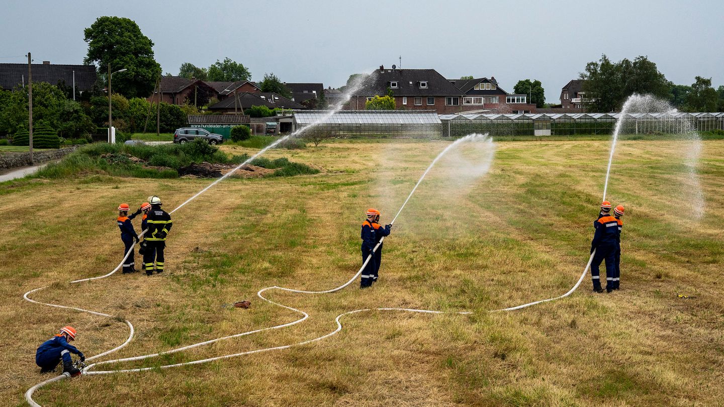 Die Jugendfeuerwehr Hamburg übt einen Löscheinsatz