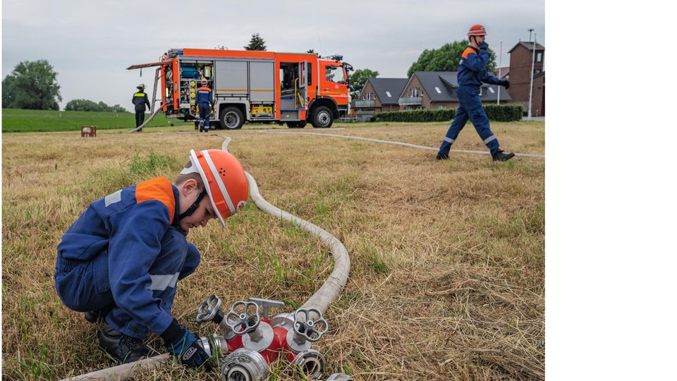 Tim legt das Löschwasser über den Verteiler auf die verschiedenen Stahlrohre