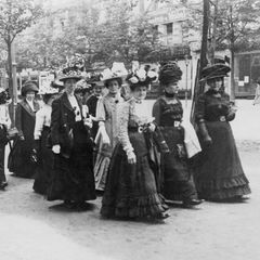 Die Aktivistinnen im Kaiserreich organisieren vereinzelt Demonstrationen – vor allem aber setzen sie sich mit Zeitungsartikeln und in einer Vielzahl von Vereinen für ihre Forderungen ein