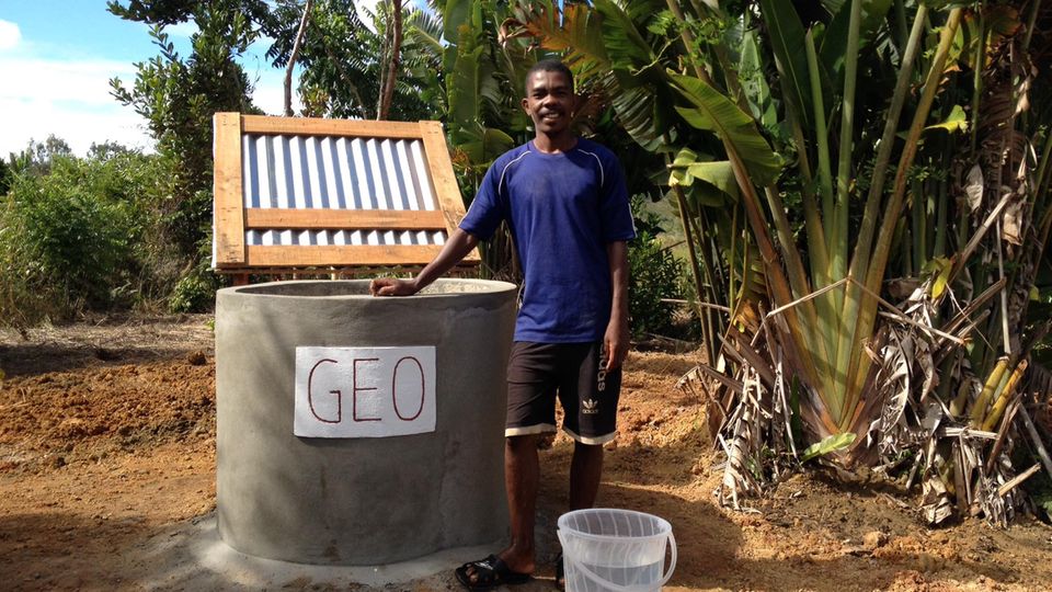 Projektmanager Evrard Benasoavina präsentiert den neuen Brunnen