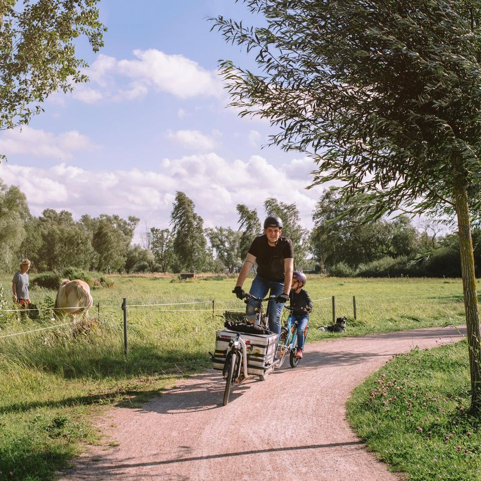 Rolle Vorwärts: Lastenrad, Kinderrad, Follow-me-Verbindung: Autor und Tochter als Zaungäste bei Kilometer 9 von 100