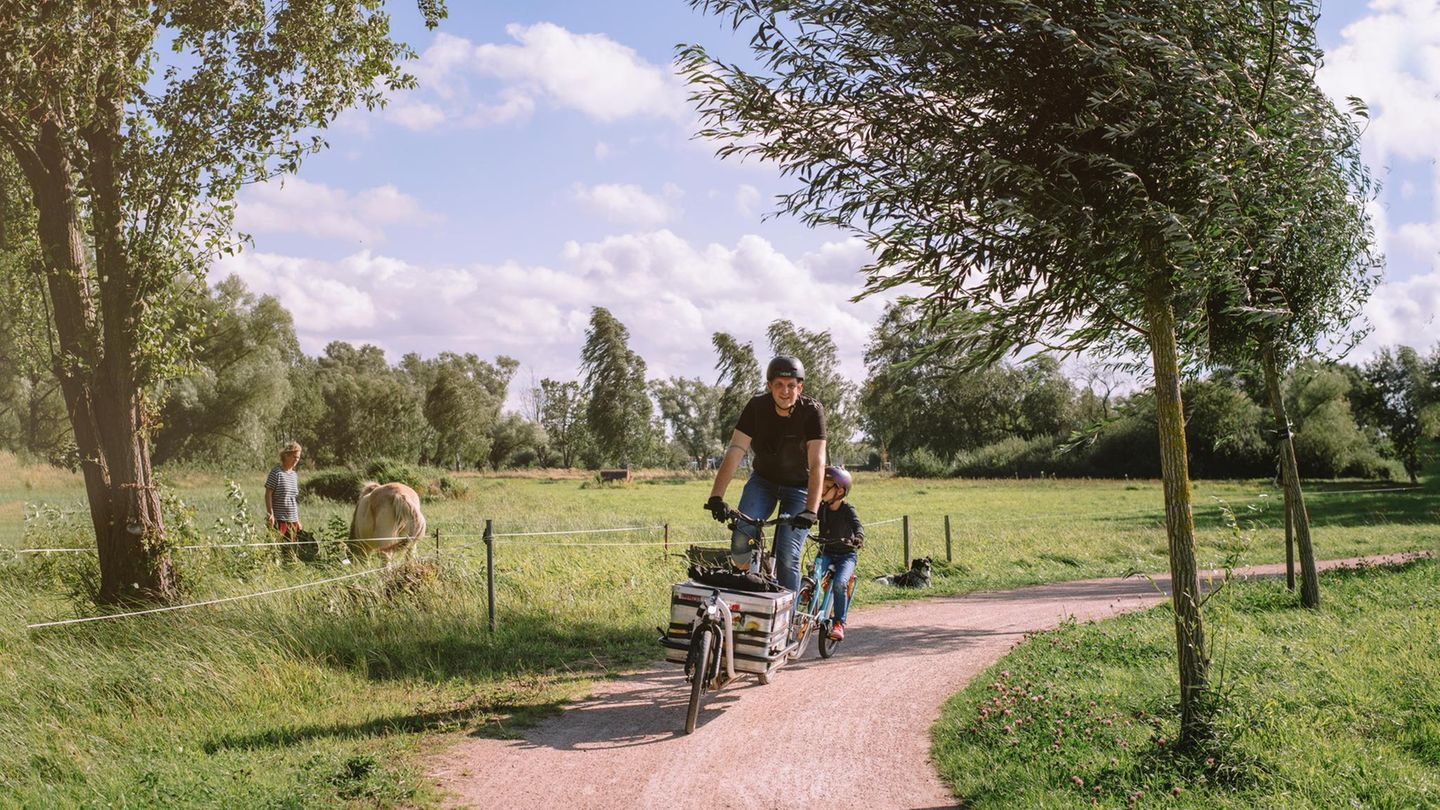 Rolle Vorwärts: Lastenrad, Kinderrad, Follow-me-Verbindung: Autor und Tochter als Zaungäste bei Kilometer 9 von 100