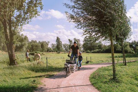 Rolle Vorwärts: Lastenrad, Kinderrad, Follow-me-Verbindung: Autor und Tochter als Zaungäste bei Kilometer 9 von 100