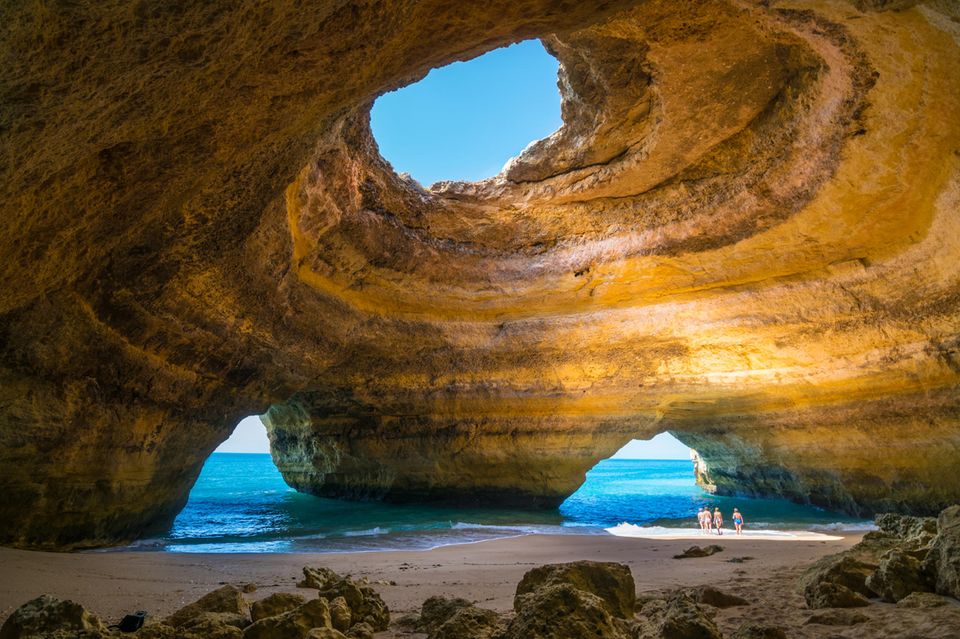 Blick im Inneren der Bengagil-Höhle in Portugal