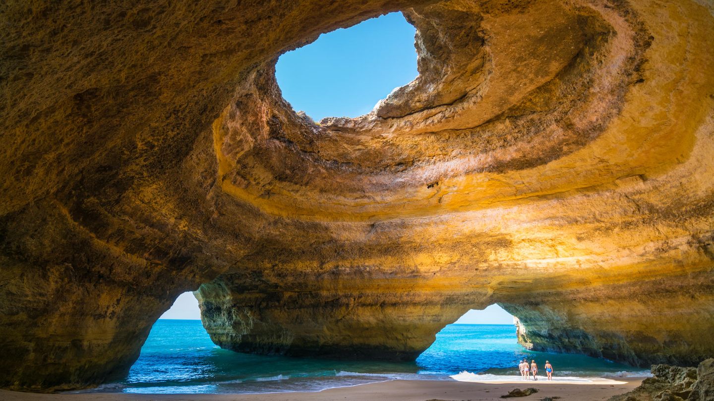 Blick im Inneren der Bengagil-Höhle in Portugal