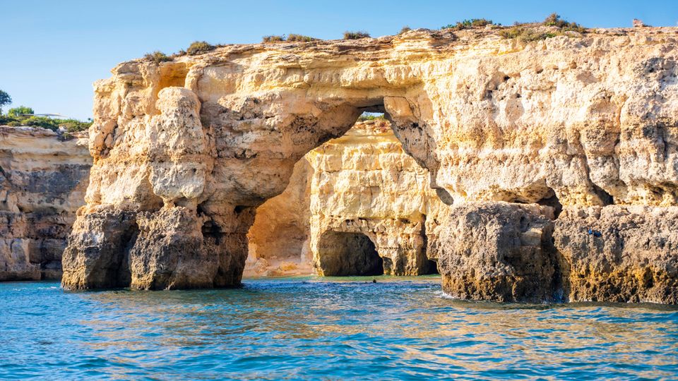 Benagil-Höhle von aussen an der Algarve Küste