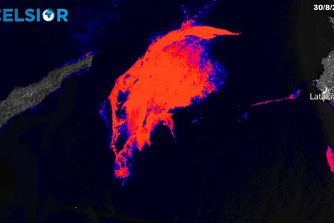 Das Satellitenbild zeigt in Rot den Ölteppich zwischen Syrien (r.) und Zypern (l.)