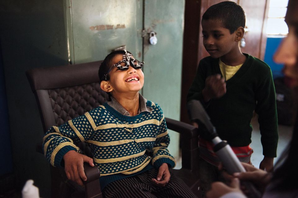 Dieser Junge in einem Waisenhaus amüsiert sich über den sonderbaren Apparat auf seiner Nase. Wie viele indische Kinder ist er noch nie bei einem Augenarzt gewesen. Sehbehinderungen bleiben oft unbehandelt
