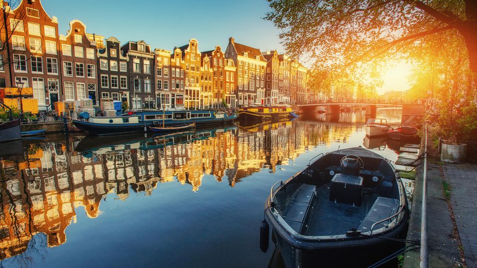 Kanal bei Sonnenuntergang in Amsterdam Kanal bei Sonnenuntergang in Amsterdam