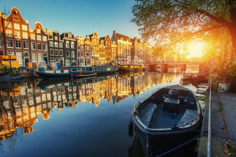 Kanal bei Sonnenuntergang in Amsterdam