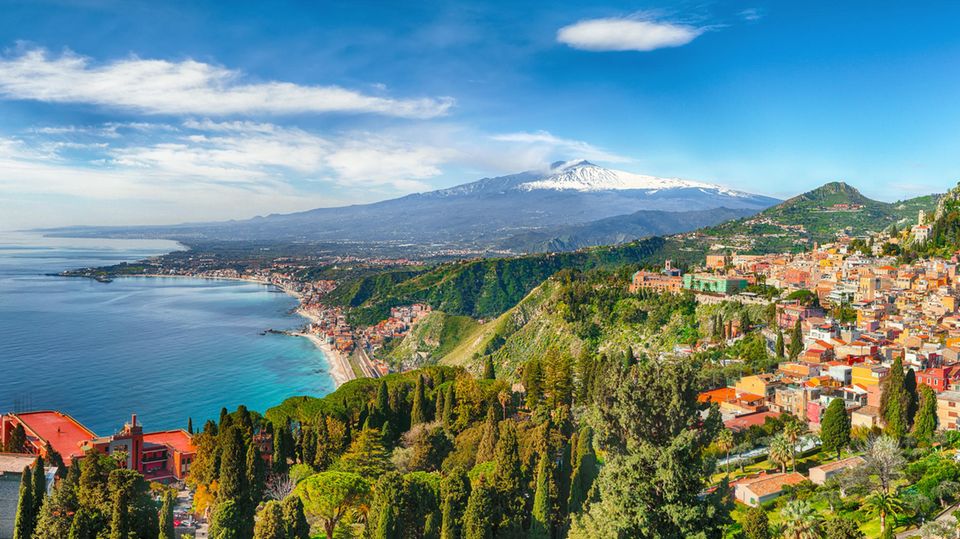 Bucht Giardini-Naxos mit dem Vulkanberg Ätna im Hintergrund Bucht Giardini-Naxos mit dem Vulkanberg Ätna im Hintergrund