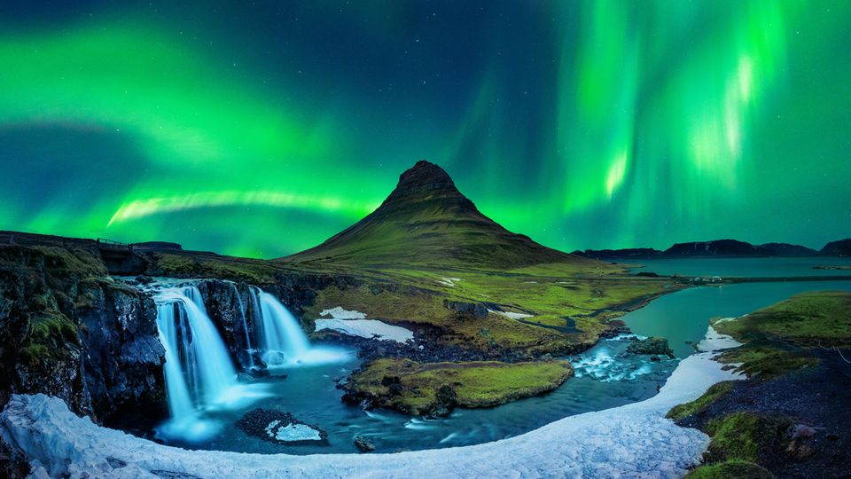 Grüne Nordlichter am Himmel bei Kirkjufell in Island Grüne Nordlichter am Himmel bei Kirkjufell in Island