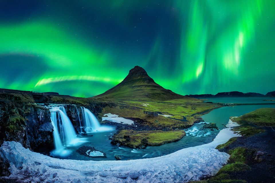 Grüne Nordlichter am Himmel bei Kirkjufell in Island