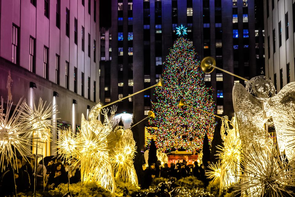 Leuchtender Weihnachtsbaum mit leuchtenden Engeln vor der Rockefeller Center
