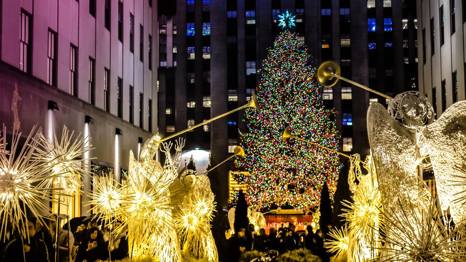 Leuchtender Weihnachtsbaum mit leuchtenden Engeln vor der Rockefeller Center Leuchtender Weihnachtsbaum mit leuchtenden Engeln vor der Rockefeller Center