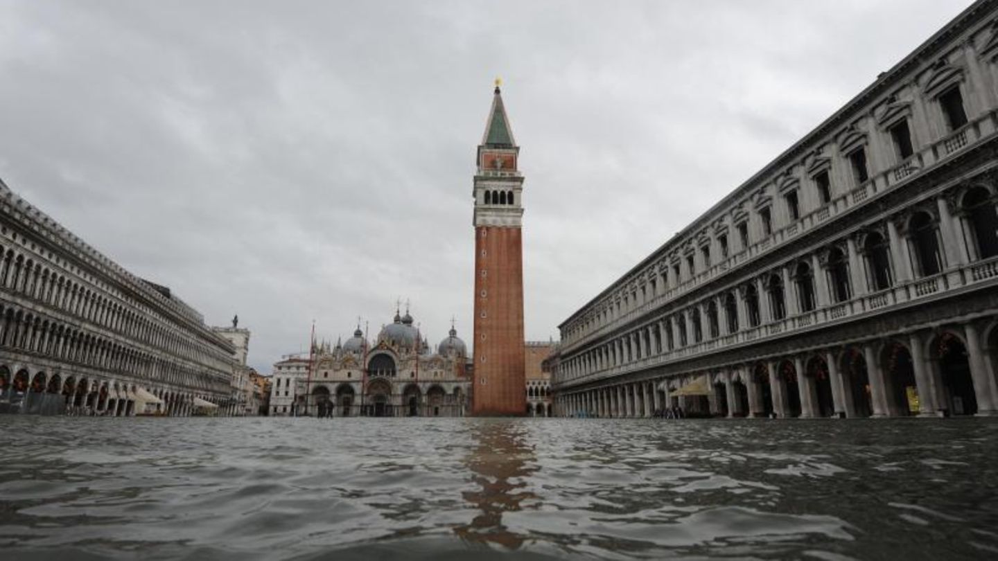 Markusplatz in Venedig unter Wasser