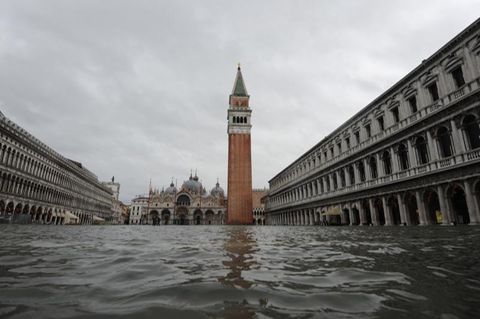 Markusplatz in Venedig unter Wasser
