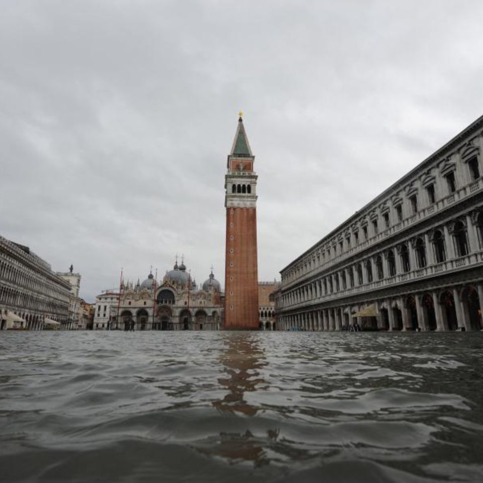 Markusplatz in Venedig unter Wasser