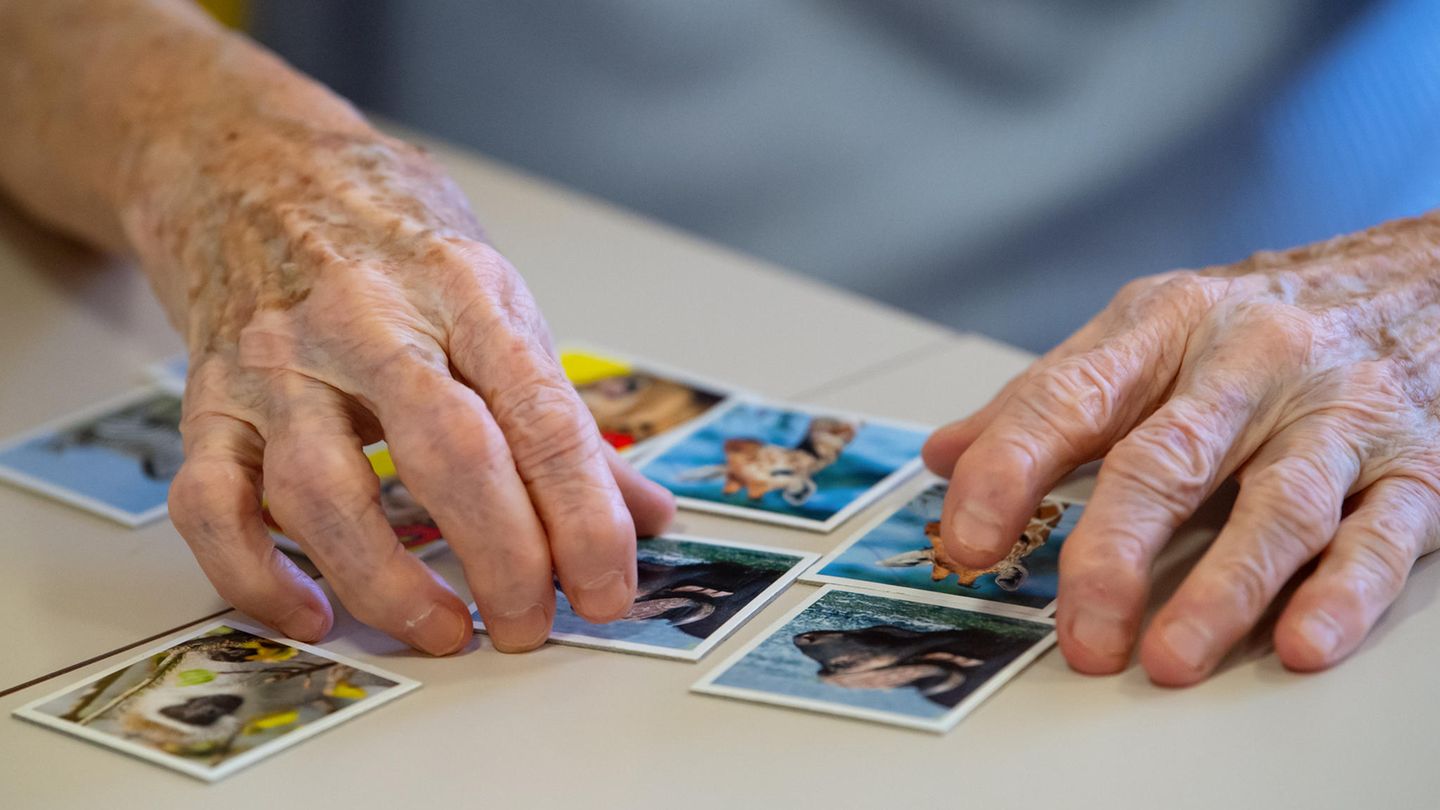 Alte Frau spielt Memory