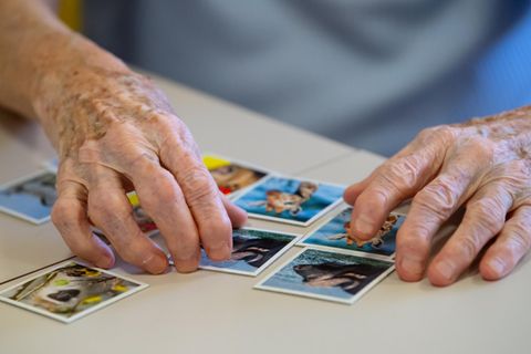 Alte Frau spielt Memory