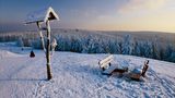 Blick vom Schneekopf mit Wegweiser und Bank nahe Schmücke
