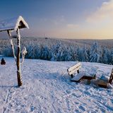Blick vom Schneekopf mit Wegweiser und Bank nahe Schmücke