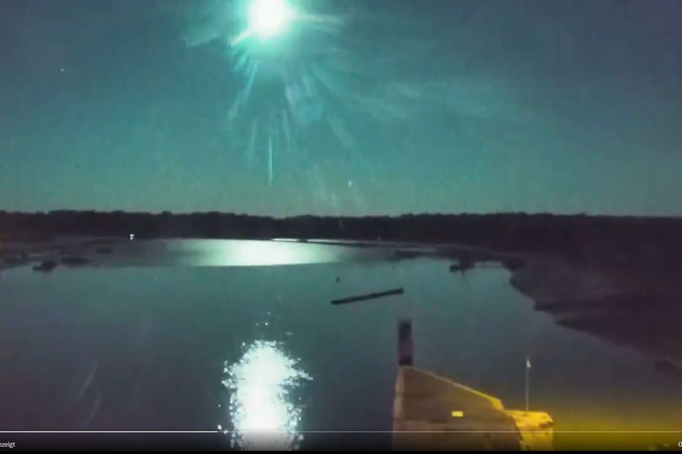 Screenshot Meteor lässt Nachthimmel über Frankreich grün aufleuchten