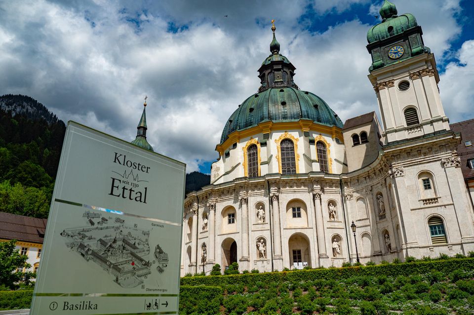 Kloster Ettal mit einem Hinweisschild im Vordergrund
