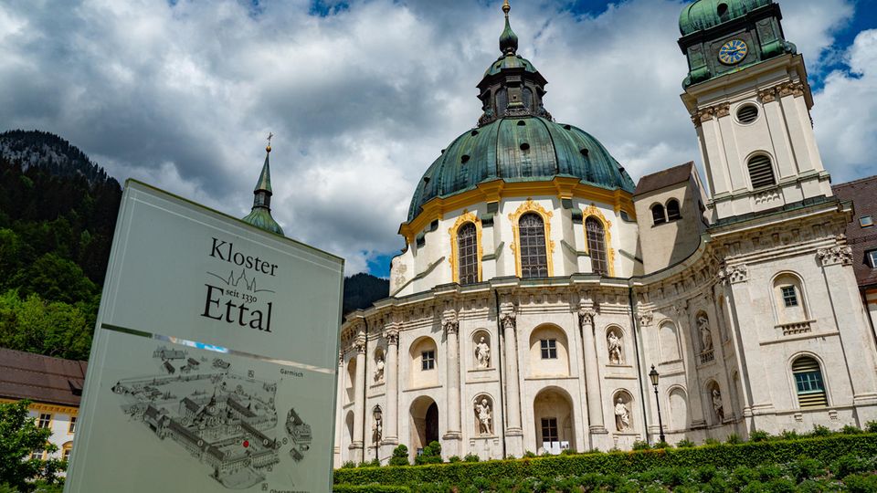 Kloster Ettal mit einem Hinweisschild im Vordergrund