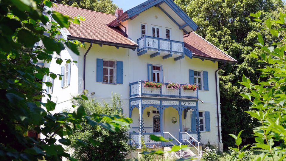 Hübsch restaurierte Häuser säumen den Uferweg am Ammersee