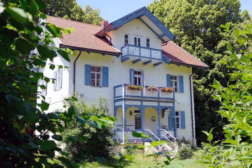 Hübsch restaurierte Häuser säumen den Uferweg am Ammersee