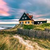 Haus am Strand bei buntem Sonnenuntergang in Skagen in Dänemark