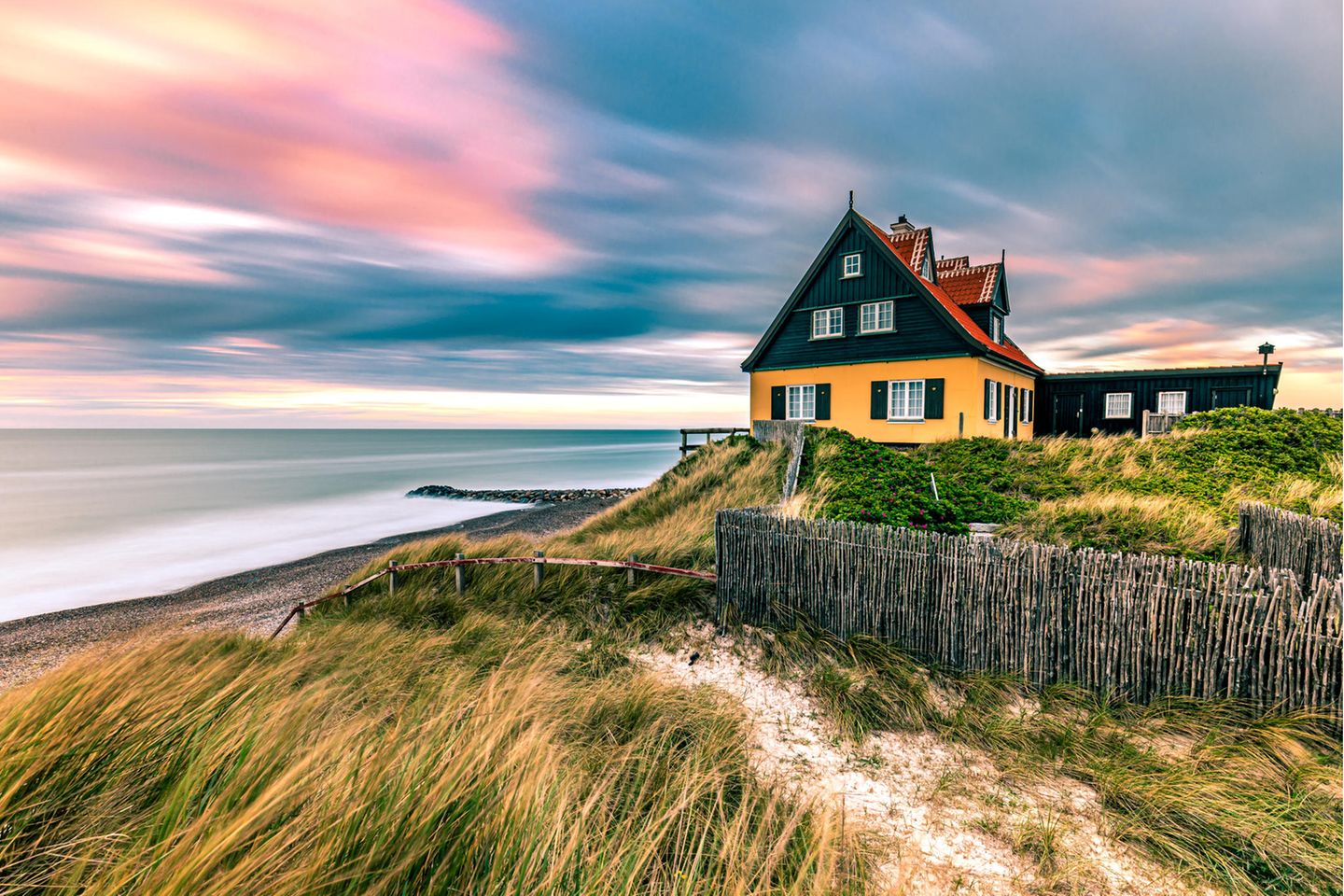 Haus am Strand bei buntem Sonnenuntergang in Skagen in Dänemark