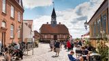 Belebte Fußgängerzone mit Cafes in Ebeltoft, Dänemark