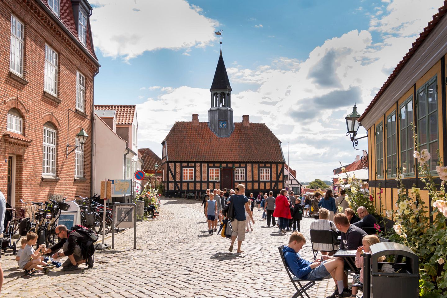Belebte Fußgängerzone mit Cafes in Ebeltoft, Dänemark