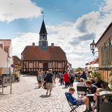 Belebte Fußgängerzone mit Cafes in Ebeltoft, Dänemark