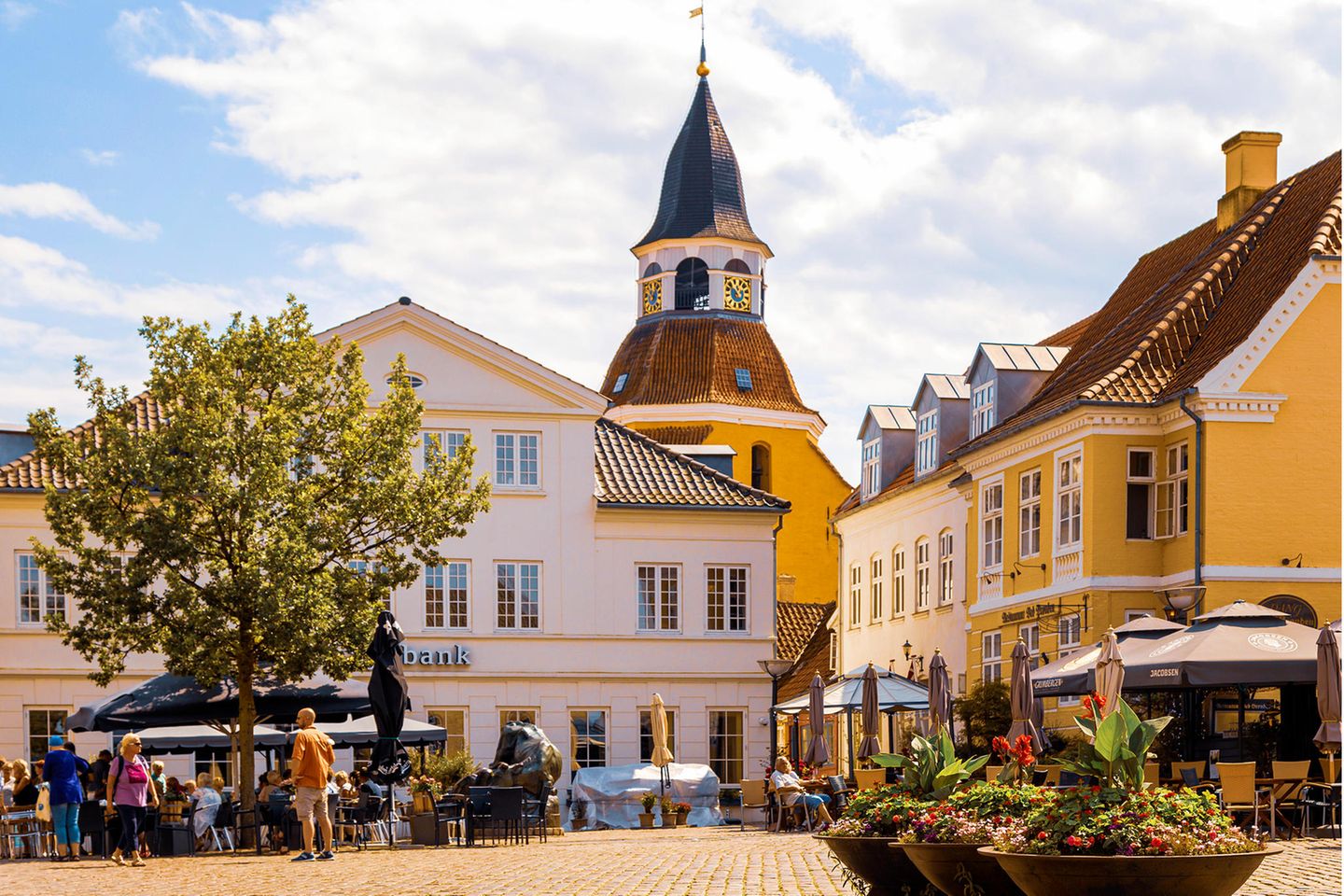 Alter Marktplatz mit Cafes in Faaborg, Dänemark