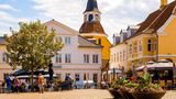 Alter Marktplatz mit Cafes in Faaborg, Dänemark