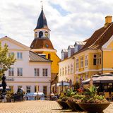 Alter Marktplatz mit Cafes in Faaborg, Dänemark