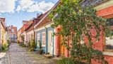 Gepflasterte Straße mit bunten Häusern in der Altstadt von Aalborg, Dänemark