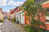 Gepflasterte Straße mit bunten Häusern in der Altstadt von Aalborg, Dänemark