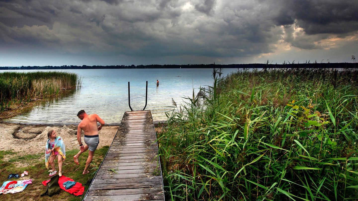 Platz 4: Arendsee in Sachsen-Anhalt Tochter und Vater trocknen sich an einem Steg am Arendsee in Sachsen-Anhalt ab