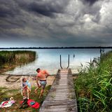 Tochter und Vater trocknen sich an einem Steg am Arendsee in Sachsen-Anhalt ab