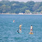 Zwei Frauen mit dem SUP auf dem Markkleeberger See