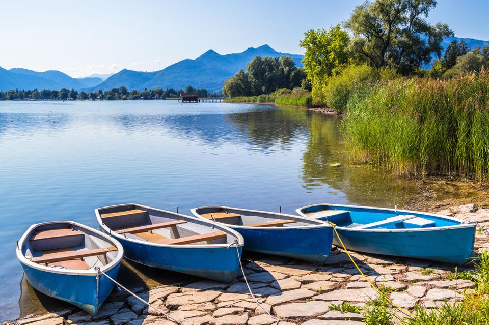 Boote stehen am Chiemsee in Bayern