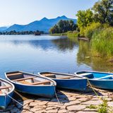 Boote stehen am Chiemsee in Bayern