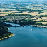 Blick auf Staubecken und Badesee von der Möhnetalsperre