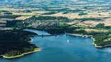 Blick auf Staubecken und Badesee von der Möhnetalsperre