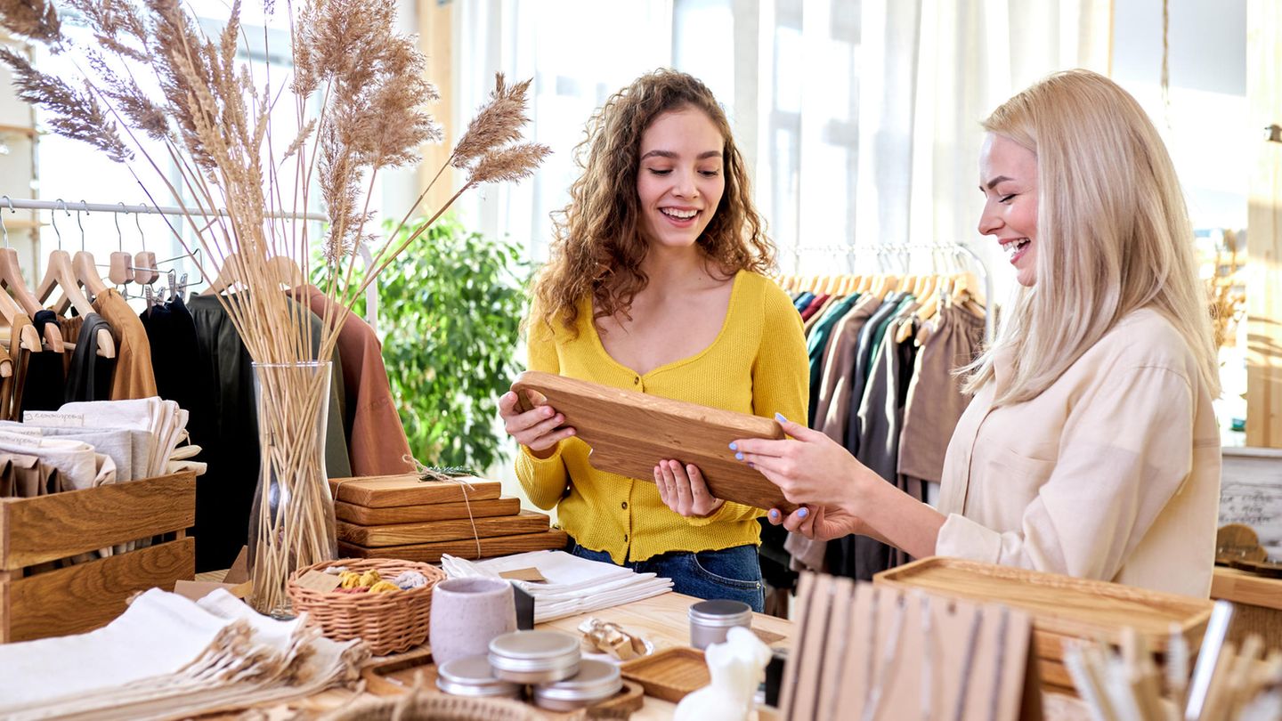 Zwei glückliche Frauen kaufen in einem ökologischen Laden ein