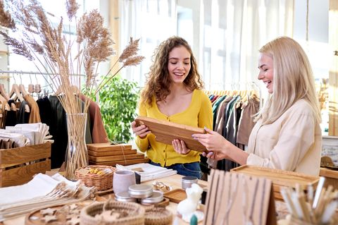 Zwei glückliche Frauen kaufen in einem ökologischen Laden ein